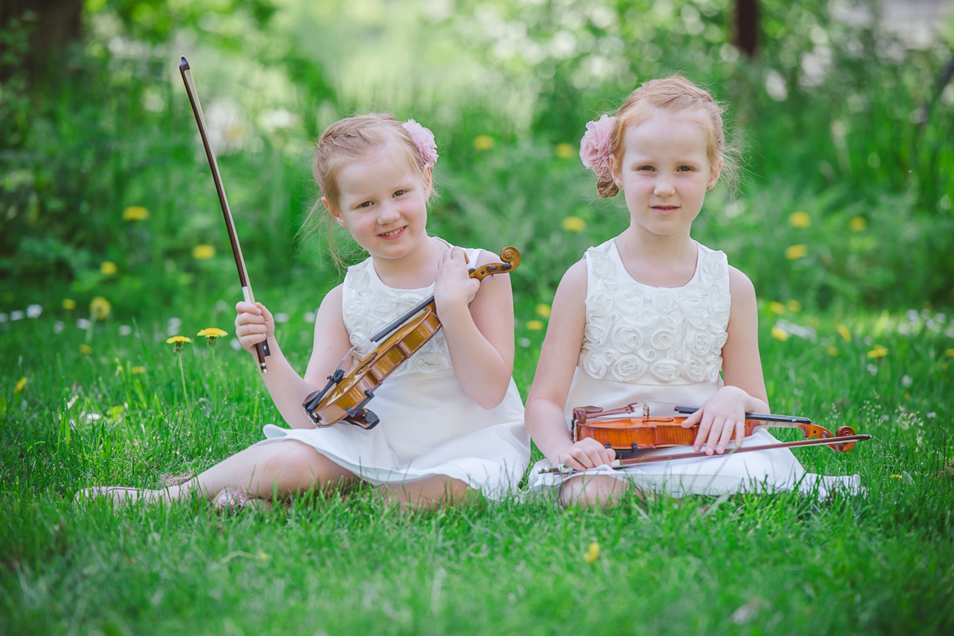 Lapset viulut kädessä 